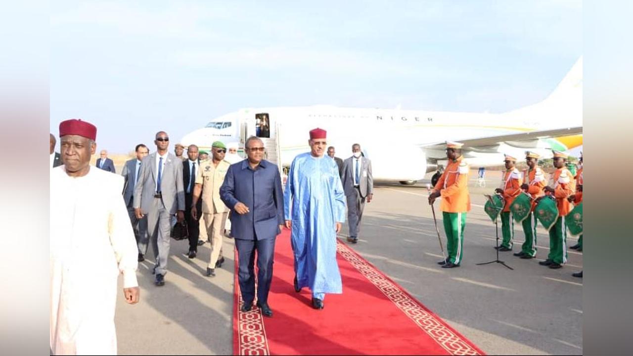 64ème anniversaire de la République du Niger : Arrivée à Niamey du Président Oumarou Embalo Sissoco de la Guinée Bissau 64ème anniversaire de la République du Niger : Arrivée à Niamey du Président Oumarou Embalo Sissoco de la Guinée Bissau