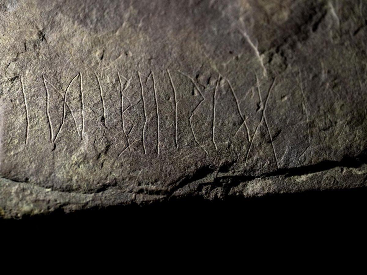 Découverte de la plus ancienne pierre gravée de runes : « C’est un tout nouvel aperçu de l’histoire de l’écriture runique »
