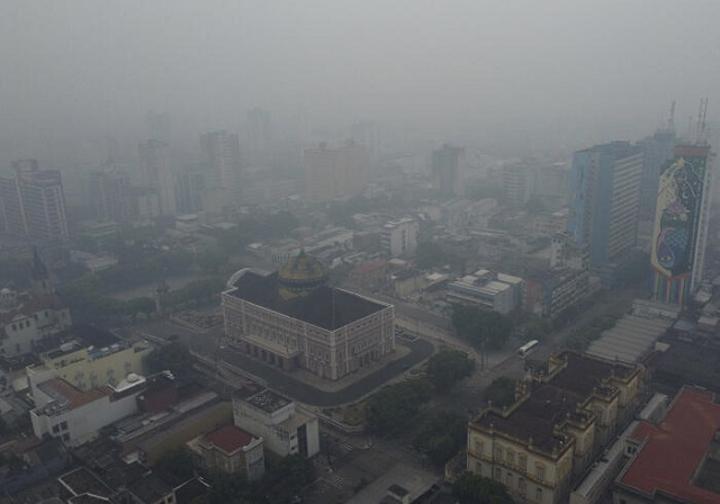 Brésil: la ville de Manaus, capitale de l’Amazonie brésilienne suffoque sous la fumée des feux qui sévissent en Amazonie Brésil: la ville de Manaus, capitale de l’Amazonie brésilienne suffoque sous la fumée des feux qui sévissent en Amazonie