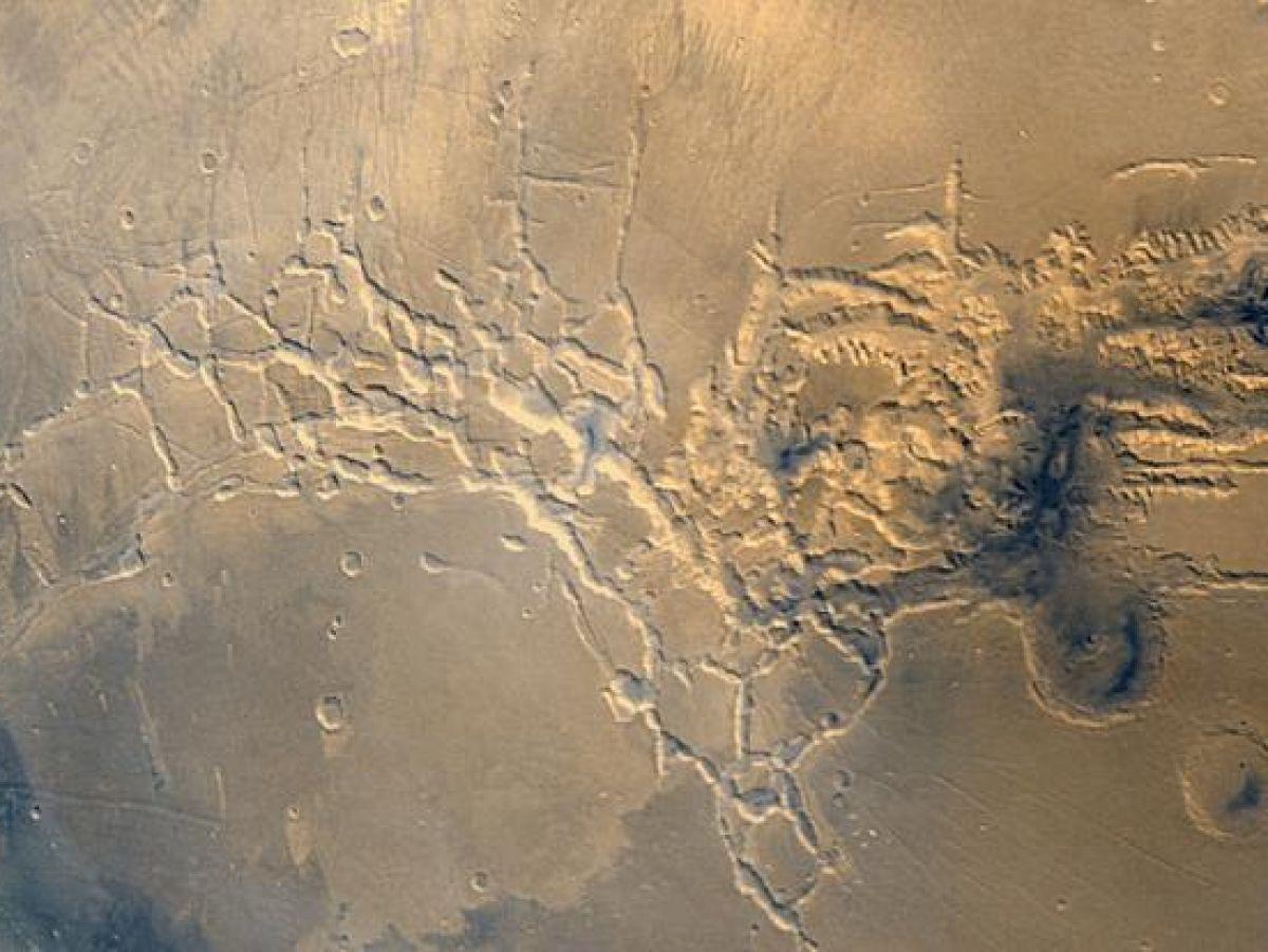 Mars : admirez la vue imprenable sur Noctis Labyrinthus, zone peuplée de canyons Mars : admirez la vue imprenable sur Noctis Labyrinthus, zone peuplée de canyons