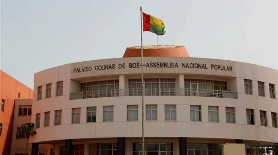 la police bloque l'accès au Parlement la police bloque l'accès au Parlement