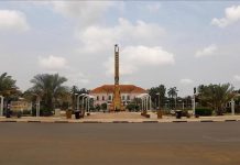 Hommes Armés Saisissent Bulletins Après Coup D’État Hommes Armés Saisissent Bulletins Après Coup D'État