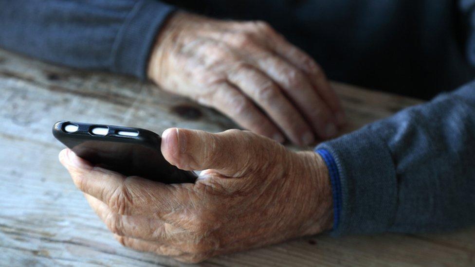 Gérontologie : les effets des jeux mobiles comme une “gymnastique cérébrale” pour les personnes âgées Gérontologie : les effets des jeux mobiles comme une “gymnastique cérébrale” pour les personnes âgées