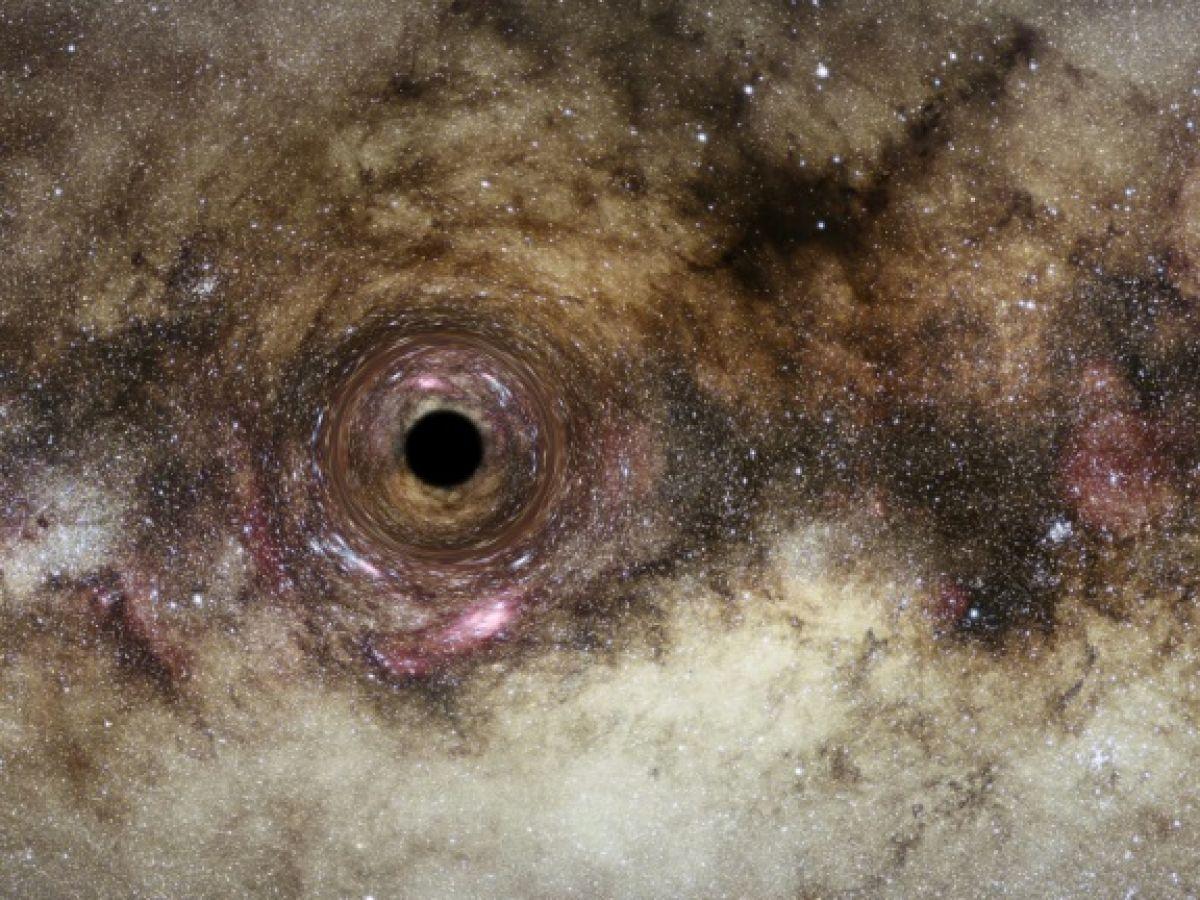 Les scientifiques détectent un des plus gros trous noirs jamais observé Les scientifiques détectent un des plus gros trous noirs jamais observé