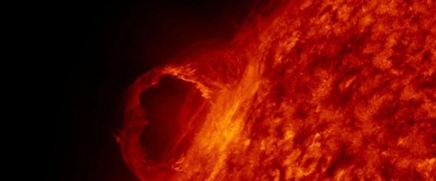 Une tornade quatorze fois plus grande que la Terre a été observée sur le Soleil Une tornade quatorze fois plus grande que la Terre a été observée sur le Soleil