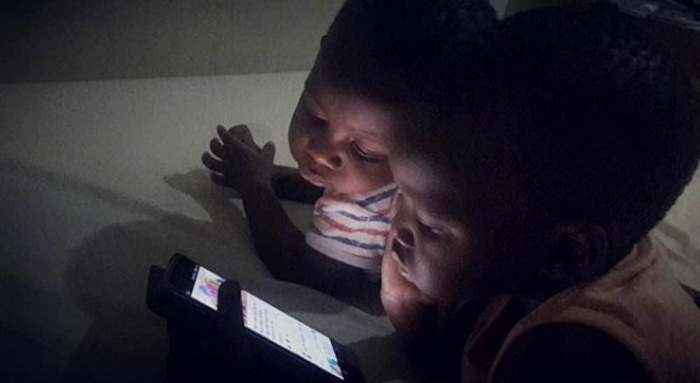 Enfants : trop d’écran favorise la myopie