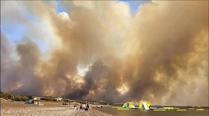 Incendies en Grèce: sur l’île de Rhodes, «la plus grande opération d’évacuation jamais effectuée» dans le pays Incendies en Grèce: sur l’île de Rhodes, «la plus grande opération d’évacuation jamais effectuée» dans le pays
