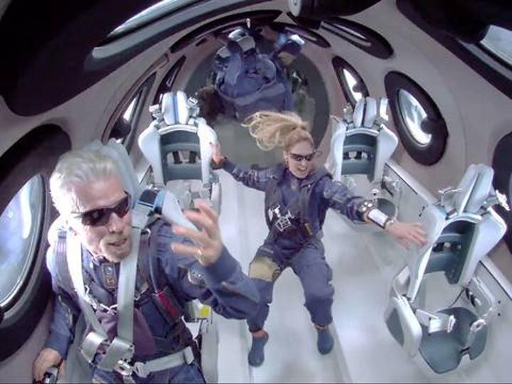 Virgin Galactic, la compagnie aérospatiale du milliardaire Richard Branson, a emmené ses premiers touristes dans l’espace Virgin Galactic, la compagnie aérospatiale du milliardaire Richard Branson, a emmené ses premiers touristes dans l’espace