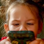 INTERVIEW. « il Faut Éviter les Écrans à L’école Primaire » INTERVIEW. « il Faut Éviter les Écrans à L’école Primaire »