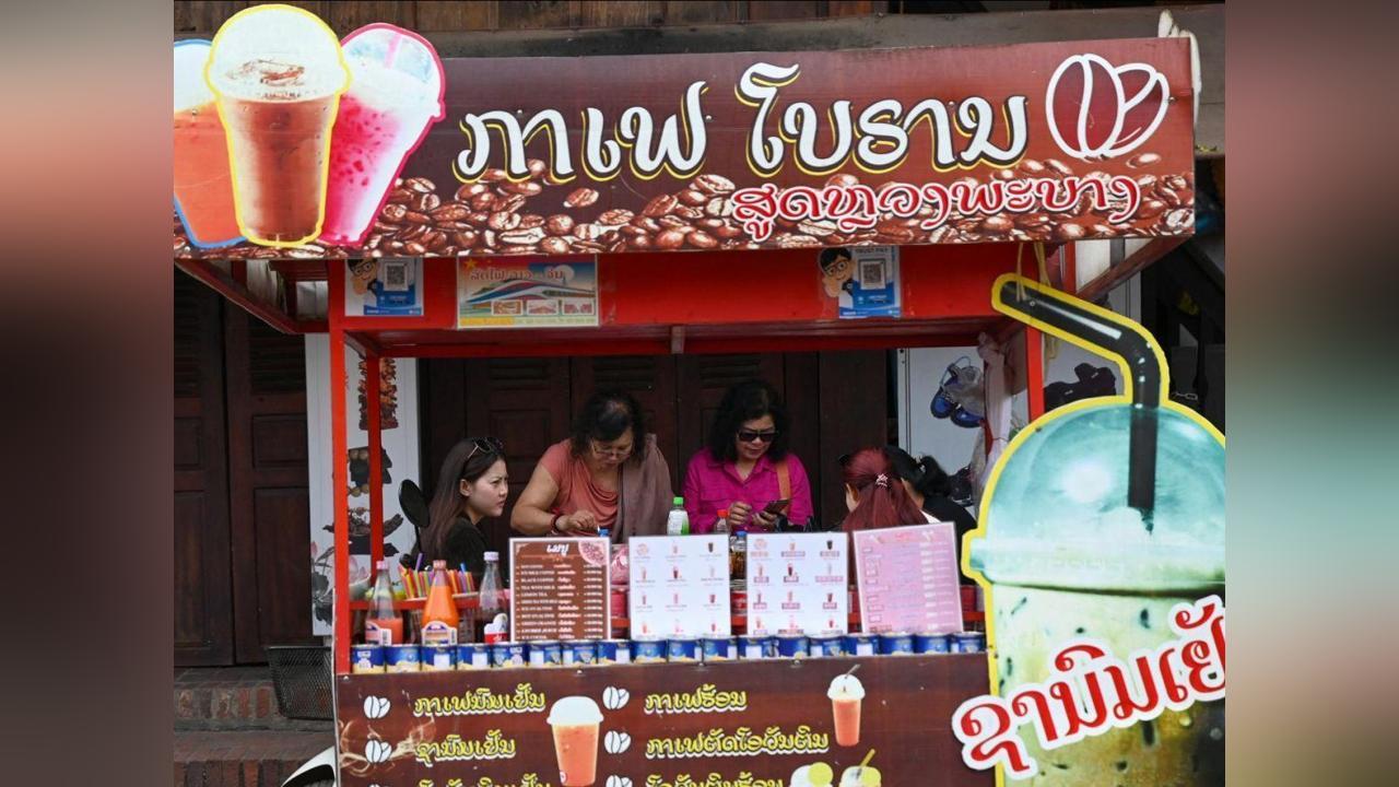 La Conquête de la Junk Food au Laos par Florence Strigler La Conquête de la Junk Food au Laos par Florence Strigler