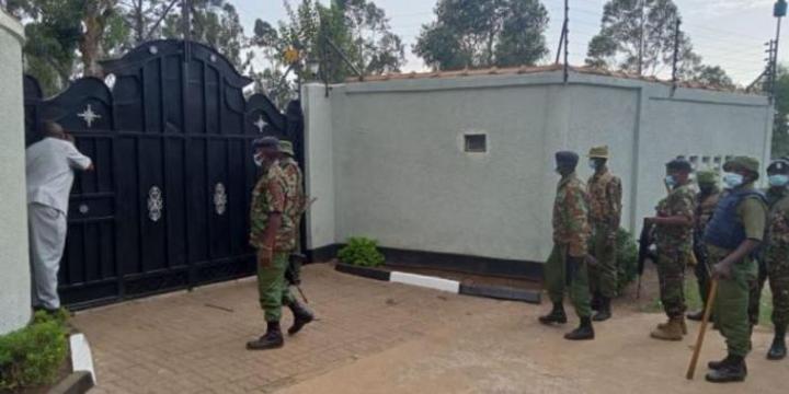 Governor Prepares Tea for Police Boss Raiding His Home Governor Prepares Tea for Police Boss Raiding His Home