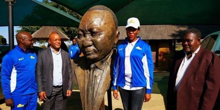 South Africans Troll Uhuru-Look Alike Statue Unveiled in Pretoria South Africans Troll Uhuru-Look Alike Statue Unveiled in Pretoria
