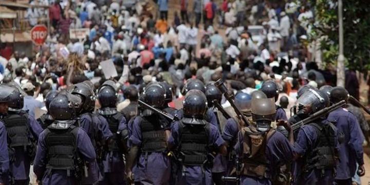 Kenyans Trick & Arrest Ugandan Police Officer Kenyans Trick & Arrest Ugandan Police Officer