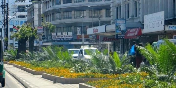City Banks Shut Down After Wanted Robber Hides Inside City Banks Shut Down After Wanted Robber Hides Inside