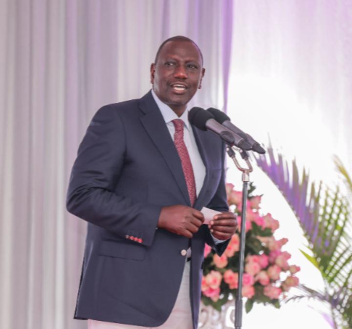 Jinsi wewe ulivyo mkuu…! Ruto enjoys song during worship at State House Jinsi wewe ulivyo mkuu…! Ruto enjoys song during worship at State House
