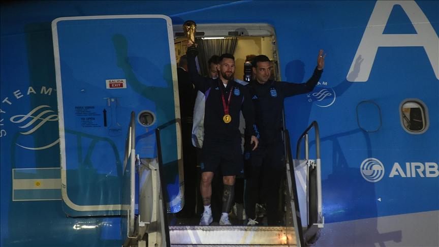 Thousands welcome Argentina team home after World Cup triumph Thousands welcome Argentina team home after World Cup triumph