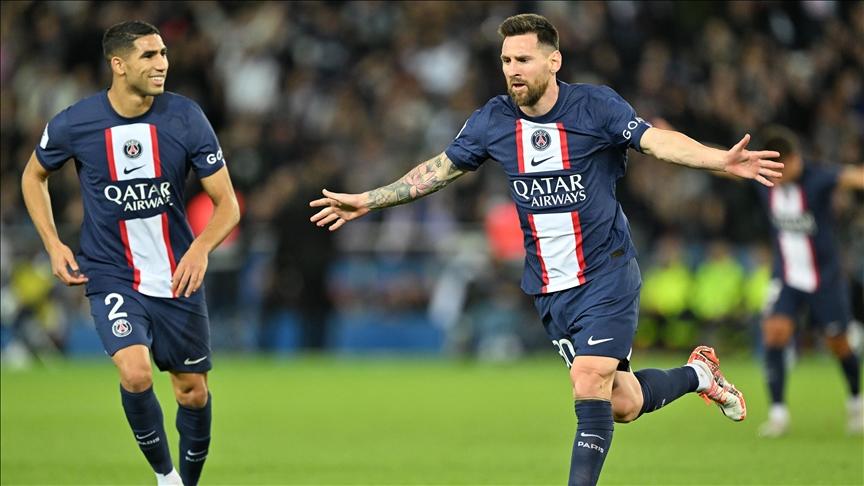 Messi greeted with applause, honored in PSG training Messi greeted with applause, honored in PSG training
