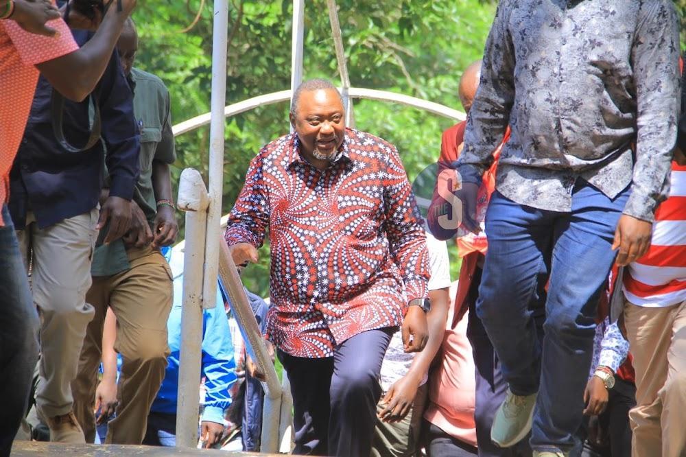 Uhuru arrives for Jubilee's NDC meeting at Racecourse Uhuru arrives for Jubilee's NDC meeting at Racecourse