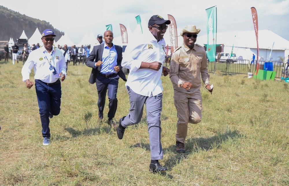 Ruto breaks into a run to attend Naivasha rally award ceremony Ruto breaks into a run to attend Naivasha rally award ceremony