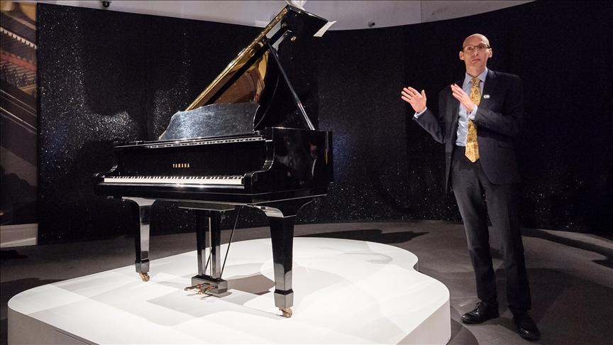 Freddie Mercury’s piano fetches $2.2M in auction of singer’s belongings Freddie Mercury’s piano fetches $2.2M in auction of singer’s belongings