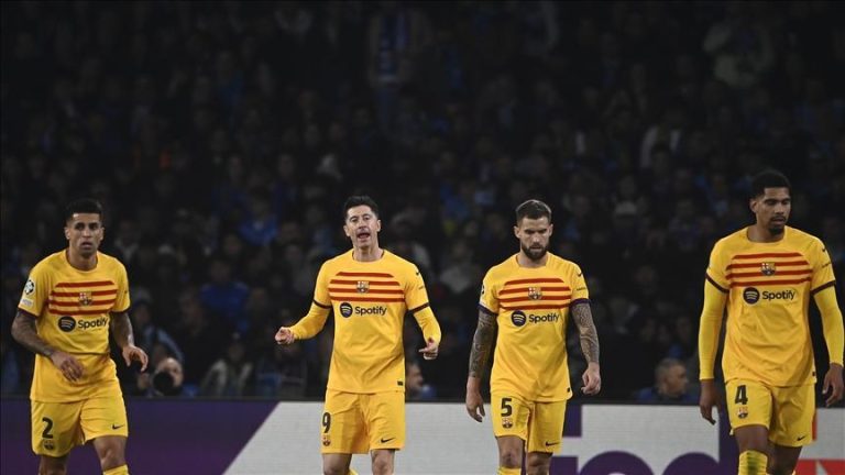Barcelona aim to beat Napoli at home to reach Champions League