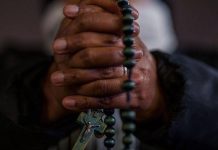 Faithful gather in Rome to pray the rosary for Pope Francis’ health Faithful gather in Rome to pray the rosary for Pope Francis’ health