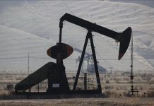Oil prices edge higher as weak dollar boosts demand Oil prices edge higher as weak dollar boosts demand