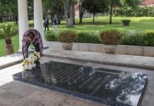 Uhuru lays wreath at Moi, Mama Lena’s graveside in Kabarak Uhuru lays wreath at Moi, Mama Lena’s graveside in Kabarak