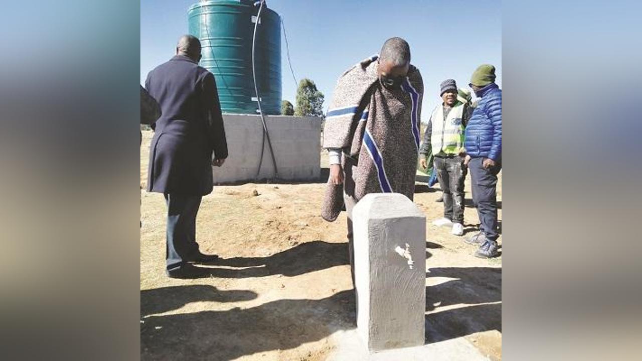 The Qalabane community receives a water tank
