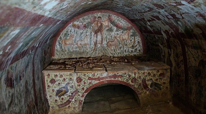 archaeologists uncover ancient Jesus fresco in tomb archaeologists uncover ancient Jesus fresco in tomb