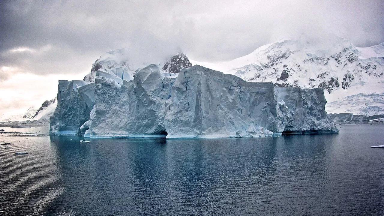 Vast Ancient Lake Found Hidden Deep Beneath Antarctic Ice Vast Ancient Lake Found Hidden Deep Beneath Antarctic Ice