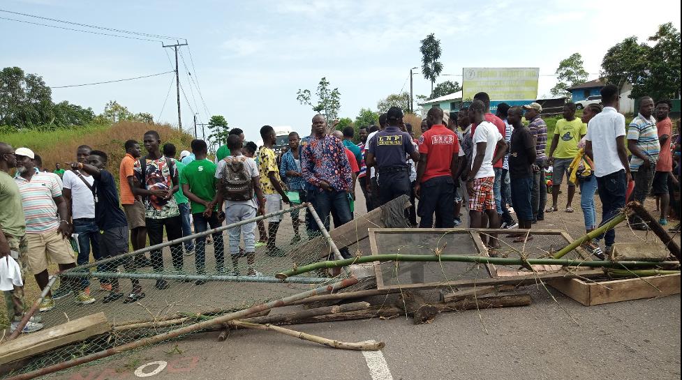 LISGIS Wahala: Cape Mount Trainees Set Road Blocks in Garwula in Demand of Stipend and Transportation LISGIS Wahala: Cape Mount Trainees Set Road Blocks in Garwula in Demand of Stipend and Transportation