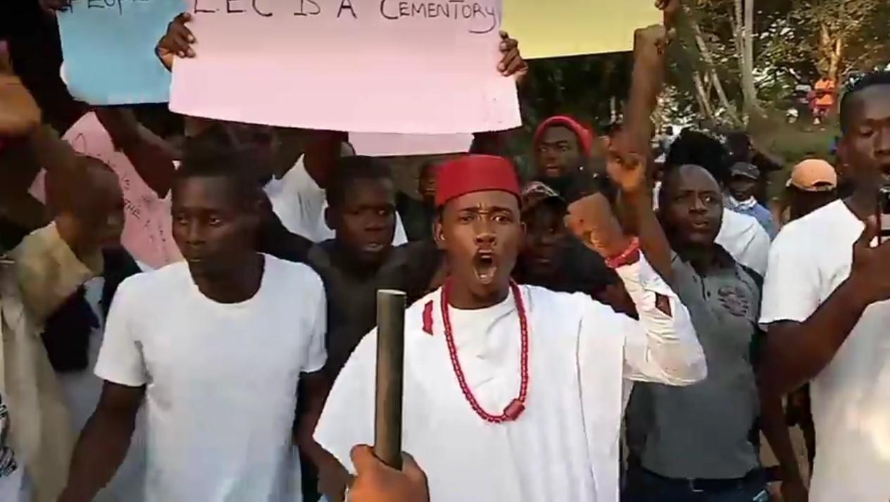 Liberia: Montserrado Co., District 17 Residents Protest for Electricity; Threaten to Disrupt Voter Registration Exercise in the District Liberia: Montserrado Co., District 17 Residents Protest for Electricity; Threaten to Disrupt Voter Registration Exercise in the District