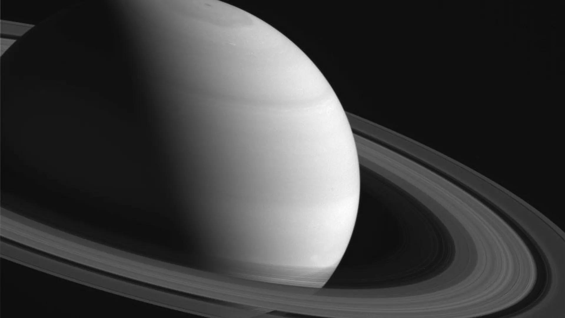 Cosmic Spring Chicken: Saturn's Rings Found to Be No Older Than 400 Million Years