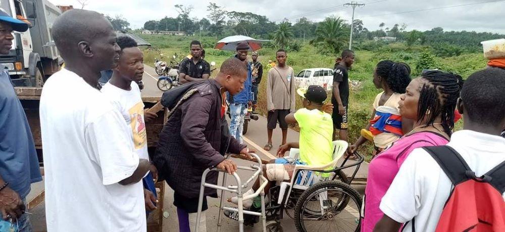 Patients erect roadblock in Ganta Patients erect roadblock in Ganta