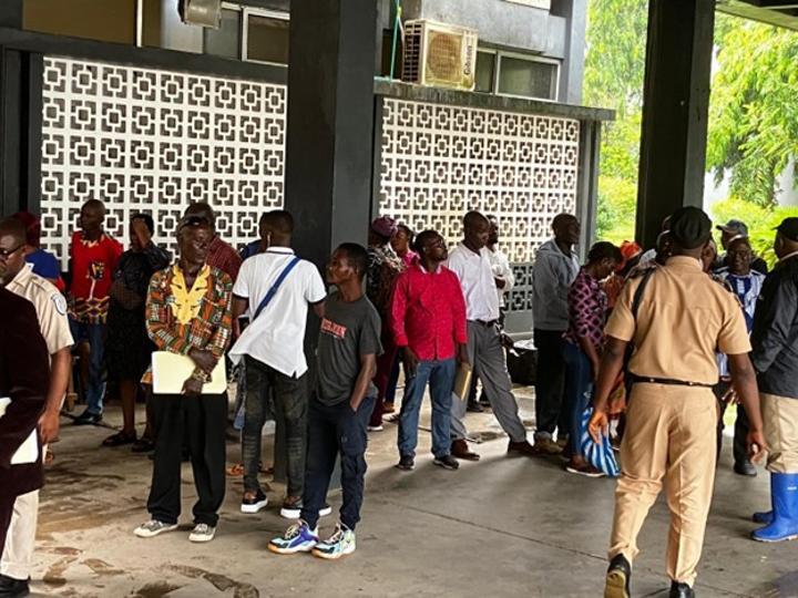 Chief Justice Sie-Nyene Yuoh Orders Party Litigants Removed from Court Premises Amid Heavy Downpour of Rain Chief Justice Sie-Nyene Yuoh Orders Party Litigants Removed from Court Premises Amid Heavy Downpour of Rain