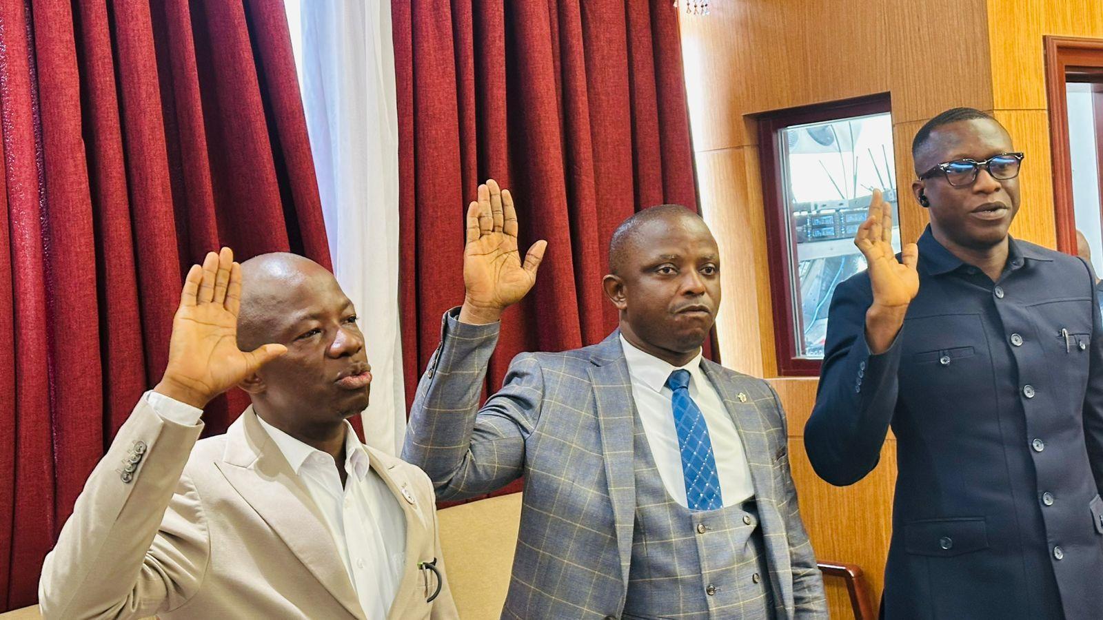 House throws out Labor Officials House throws out Labor Officials