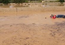 إخلاء عائلات حاصرتها السيول في طبرق