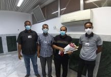 مركز طبرق الطبي يُكرم أول طبيب متعافي من كورونا