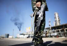 “الوطنية للنفط” تستنكر استخدام الذخيرة الحية في ميناء رأس لانوف