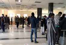 انعدام السيولة النقدية يثقل كاهل المواطنين في باطن الجبل انعدام السيولة النقدية يثقل كاهل المواطنين في باطن الجبل