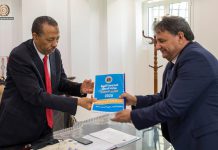 الثني يستلم التقرير السنوي لعمل وزارة الصحة الثني يستلم التقرير السنوي لعمل وزارة الصحة