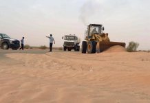 حرصًا على سلامة المارة.. إزالة الكثبان الرملية عن الطريق العامة في بدر حرصًا على سلامة المارة.. إزالة الكثبان الرملية عن الطريق العامة في بدر