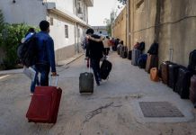 تونس تدفع بمهاجرين غير قانونيين إلى الحدود الليبية تونس تدفع بمهاجرين غير قانونيين إلى الحدود الليبية