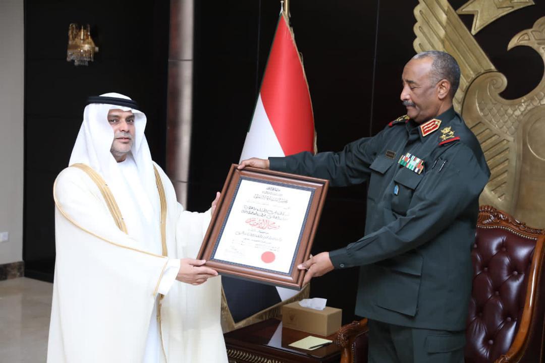 البرهان يمنح الشيخة فاطمةبنت مبارك وسام الإمتياز من الدرجةالأولى البرهان يمنح الشيخة فاطمةبنت مبارك وسام الإمتياز من الدرجةالأولى