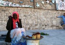 “تجارة الرصيف” ملاذ الليبيين لزيادة مداخيلهم "تجارة الرصيف" ملاذ الليبيين لزيادة مداخيلهم