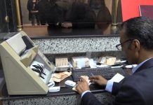 بسقوف سحب متباينة.. المصارف التجارية تواصل توزيع السيولة النقدية بسقوف سحب متباينة.. المصارف التجارية تواصل توزيع السيولة النقدية