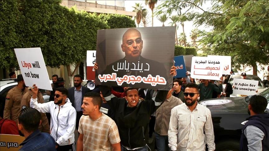 مئات الطلاب الليبيين يحتجون أمام سفارة اليونان في طرابلس مئات الطلاب الليبيين يحتجون أمام سفارة اليونان في طرابلس