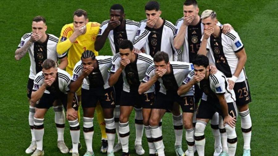 مونديال 2022: لاعبو ألمانيا يكمّون أفواههم قبل مباراتهم مع اليابان مونديال 2022: لاعبو ألمانيا يكمّون أفواههم قبل مباراتهم مع اليابان