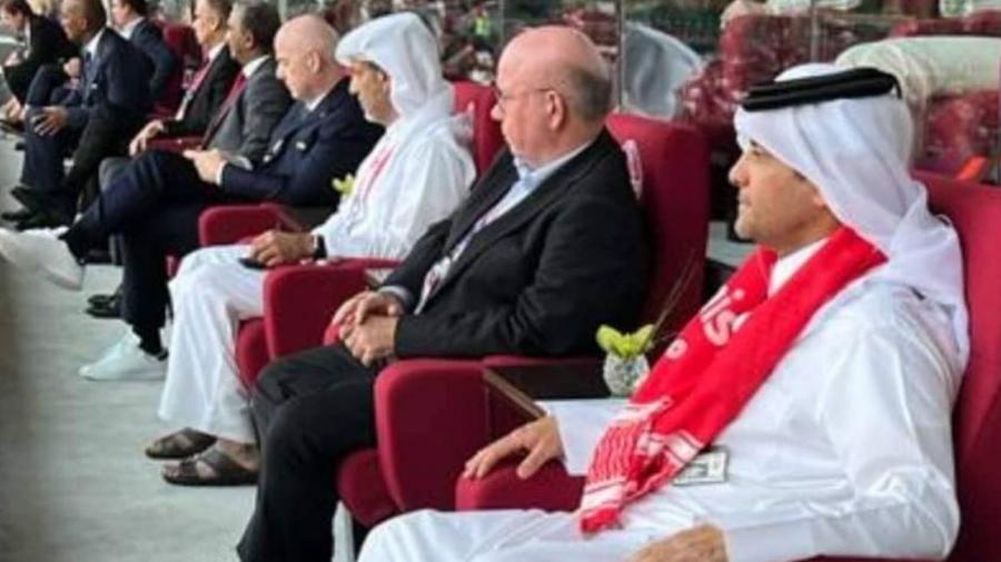 مدير الديوان الأميري القطري يتوشّح بعلم تونس خلال مقابلة الدنمارك مدير الديوان الأميري القطري يتوشّح بعلم تونس خلال مقابلة الدنمارك